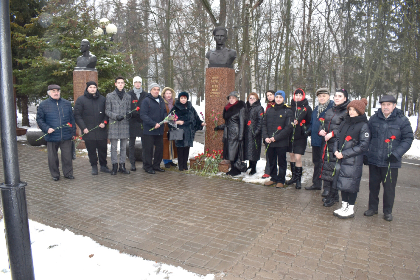 События НИУ «БелГУ» в день героев отечества представители ниу «белгу» возложили цветы на аллее героев 