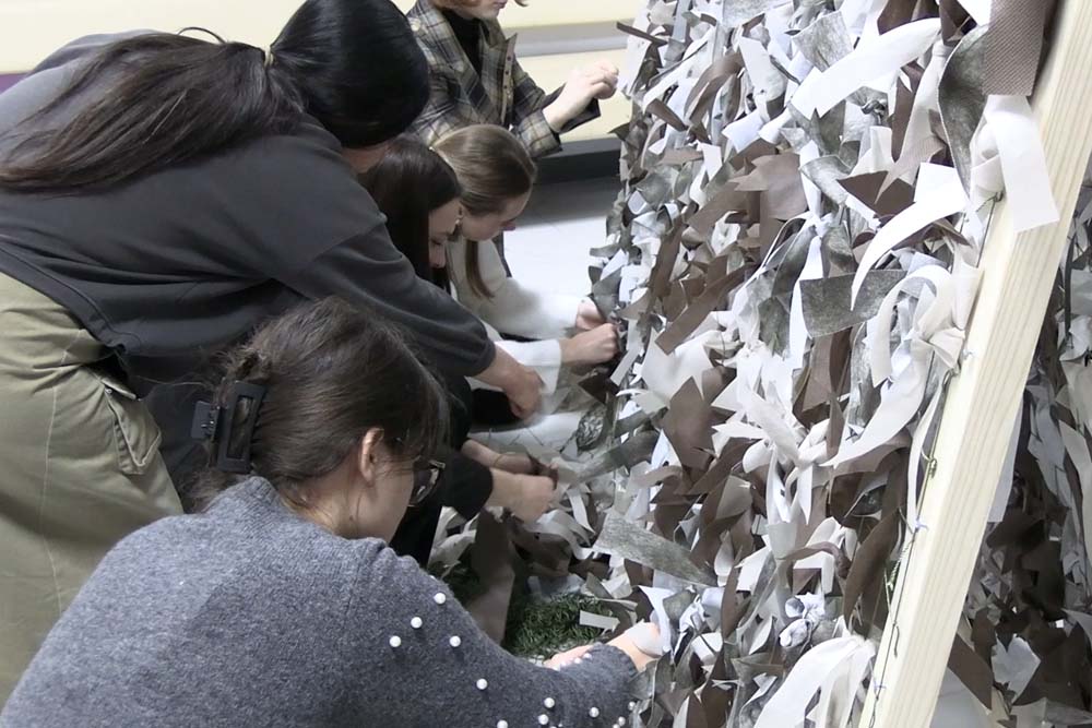 В НИУ «БелГУ» стартовала акция по плетению маскировочных сетей для бойцов СВО