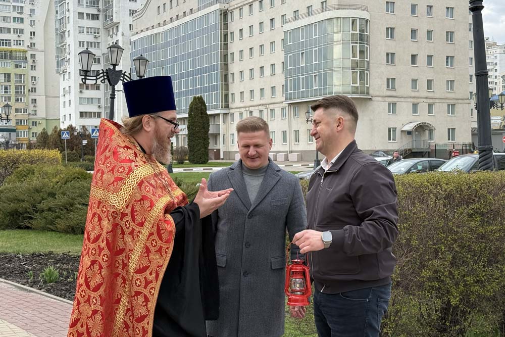 Мэр Белгорода передал Благодатный огонь в университетский храм НИУ «БелГУ»