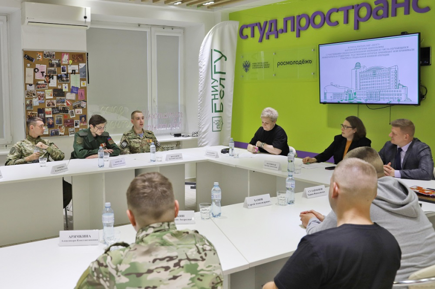 События НИУ «БелГУ» ректор ниу «белгу» евгения карловская встретилась со студентами – участниками сво